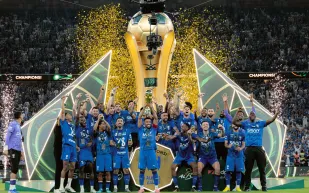 الأمير محمد بن سلمان يتوج الهلال بكأس الملك.. وموقف "طريف" على المنصة (فيديو)