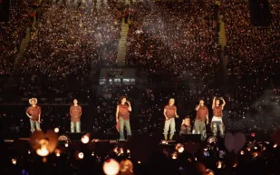 فرقة BTS تكتسح المكسيك بملابس الكاوبوي في جولة ARIRANG (فيديو)