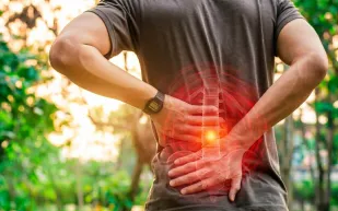 آلام أسفل الظهر: دليل لفهم الأسباب وطرق الوقاية
