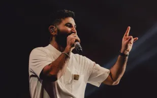 أحمد سعد يكسر صمته بنكات ومزاح في أول حفل جماهيري بعد الطلاق