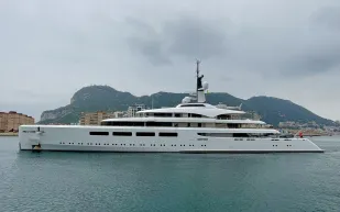 يخت فاخر بحجم استثنائي.. "Vava II" يلفت الأنظار في جبل طارق