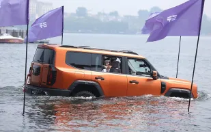 سيارة صينية خارقة: SUV بقوة 892 حصانًا تطفو في الماء (فيديو)