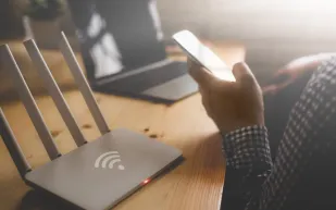 المتهم الأول دائمًا: دليلك الشامل لإنقاذ الـ"راوتر" دون خسارة إعدادات الشبكة