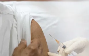 كيف تحصل على استثناء من تطعيمات الحج؟ الصحة السعودية تشرح التفاصيل