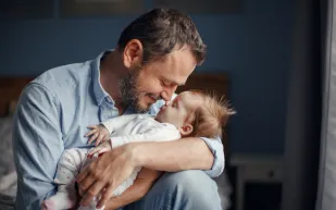 كيف تغيّر الأبوة دماغ الرجل خلال أسابيع؟.. دراسة تكشف