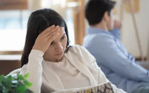 مفارقة الارتباط والانفصال: لماذا تطلب المرأة الطلاق بعد أن كانت الأكثر سعيًا للزواج؟