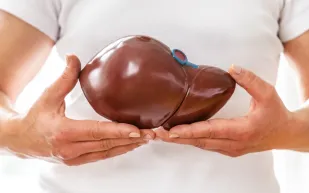 القاتل الصامت.. كيف يدمر السكر المضاف كبدك دون أن تشعر؟