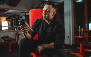 مرحلة تحميل الكرياتين.. ضرورة رياضية أم مشاكل هضم لا داعي لها؟