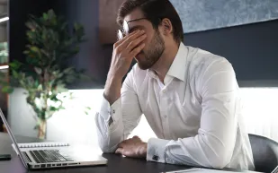 عندما يصبح العمل مكلفًا عاطفيًا: كيف يؤثر الضغط النفسي على الموظفين؟