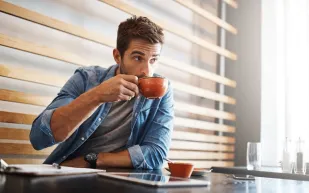  ماذا يحدث لجسمك عند التوقف عن شرب القهوة لمدة أسبوعين؟