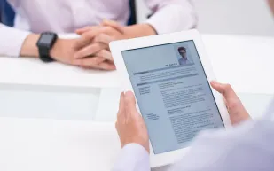 "التحيز الرقمي".. لماذا تُعاقب النساء على استخدام الذكاء الاصطناعي في التوظيف؟