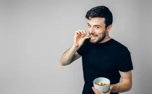 بذور دوار الشمس أم العين الجمل.. أيهما أفضل لصحة الدماغ والذاكرة؟