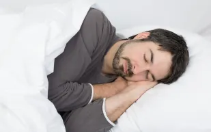 هذه الميزات المدمجة في الآيفون يمكن أن تساعدك على النوم