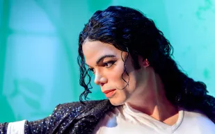 "This Is Michael" في أبوظبي.. تجربة مسرحية تستحضر ملك البوب