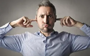 لماذا يعد الأذكياء مستمعين سيئين؟