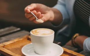 المحليات الصناعية تخدع جسمك.. هل بدائل السكر ترفع الأنسولين سرًا؟
