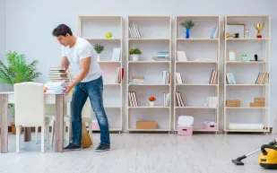 كيف ترفع مشاركة المهام المنزلية الرغبة الجنسية؟ نتائج علمية صادمة