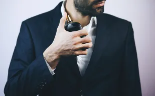 رش العطر على الرقبة.. أين تكمن الخطورة؟