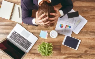 بيئة العمل السامة وساعات الدوام الطويلة.. كيف يتحول العمل إلى تهديد للحياة؟
