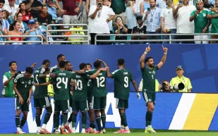 بعد التعادل مع أوروجواي.. كيف أبقى المنتخب السعودي على آماله في التأهل؟ (فيديو)