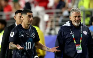 طرد ألميرون بسبب تغطية فمه.. القوانين الجديدة تفرض نفسها في مونديال 2026 (فيديو)
