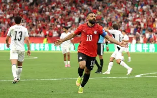 هل استغل محمد صلاح تمزق سروال لاعب نيوزيلندا؟