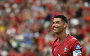 ما الأسماء التي كتبها كريستيانو رونالدو على حذائه في كأس العالم؟