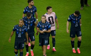 بعد سحب طائرة المنتخب الأوروغواي.. أغرب العقوبات التي طالت لاعبي المونديال