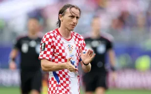 المايسترو يتحدى الزمن.. لوكا مودريتش يكتب التاريخ ويقود كرواتيا لدور الـ32 بالمونديال