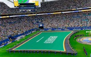 لا يمس الأرض.. العلم السعودي يجبر فيفا على تغيير بروتوكول كأس العالم (صور)