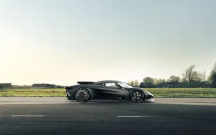 سيارة "Koenigsegg Jesko Absolut" تنتزع رقمين قياسيين عالميين على مدرج سويدي (فيديو)
