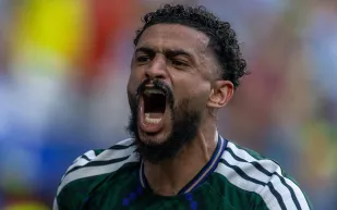 العمري يكتب التاريخ: أول مدافع سعودي يهز الشباك في كأس العالم (فيديو)