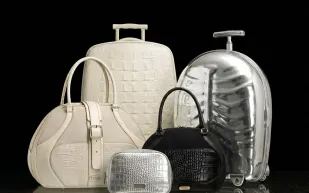 ماذا تعرف عن تعاون Alexander McQueen وSamsonite؟ حقائب نادرة لا يعلم بها إلا القليل