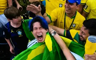 مشجع ياباني يفقد أعصابه بعد إقصاء منتخب بلاده أمام البرازيل (فيديو)