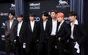 بعد مطالبات جماهيرية.. BTS تطرح "Come Over" رسميًا (فيديو)