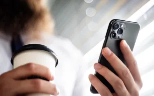 هل تدمر الملحقات المغناطيسية كاميرا آيفون؟ آبل تكشف الحقيقة