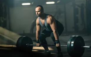 حزام رفع الأثقال بين الحقيقة والخرافة.. هل يحمي ظهرك أم يضعف عضلاتك؟