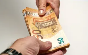 ألم الدفع النقدي.. 4 حيل نفسية تحد من استنزاف أموالك في عصر الدفع الرقمي