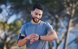 لماذا يحدّث مستخدمو الساعات الذكية أجهزتهم بشكل متكرر؟