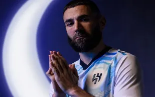 الهلال يكشف قميصه الجديد بحضور بنزيما والدوسري (فيديو)