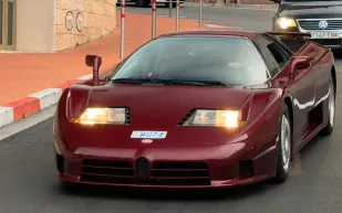 ألونسو يخطف الأنظار في موناكو خلف مقود بوغاتي EB110 GT الأسطورية (فيديو)