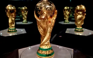 ما قصة التصميم الأيقوني لكأس العالم؟