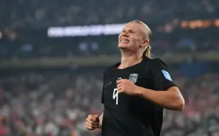 لماذا لم يرتدِ هالاند قميص منتخب إنجلترا رغم مولده هناك؟