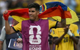 من هو ثاني لاعب يُطرد في كأس العالم 2026 بسبب "تغطية الفم"؟ (فيديو)