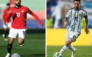 صراع الـ 90 دقيقة.. ماذا حدث عندما تلاقت أقدام صلاح وميسي؟