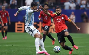 هل استحق صلاح ركلة جزاء في مباراة مصر والأرجنتين؟