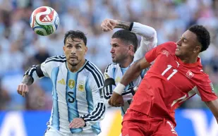 مهاجم سويسرا ينتقد التحكيم بعد الخروج أمام الأرجنتين