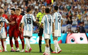 قاعدة تحكيمية جديدة.. لماذا طُرد إمبولو في مباراة الأرجنتين وسويسرا؟