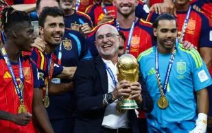 كم يبلغ راتب لويس دي لا فوينتي بعد قيادته إسبانيا للفوز بكأس العالم؟