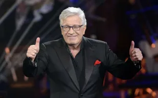 وفاة بيبينو دي كابري.. رحيل صوت إيطاليا الخالد عن عمر 86 عامًا